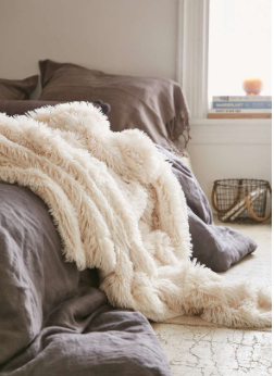 college-dorm-essentials-comfy-blanket